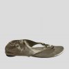 FLAT-LEATHER-THONG-SANDALS-ONROTATE